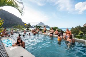 - un groupe de personnes dans la piscine d'un complexe dans l'établissement Frendz Hostel El Nido, à El Nido