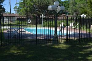 Poolen vid eller i närheten av The Evergreen Motel in Kansas