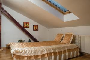 een slaapkamer met een bed op zolder bij Gunram Mazury in Okowizna