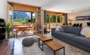 - un salon avec un canapé et une table dans l'établissement Apartment Arven, à Lauterbrunnen