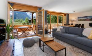 a living room with a couch and a table at Apartment Arven in Lauterbrunnen