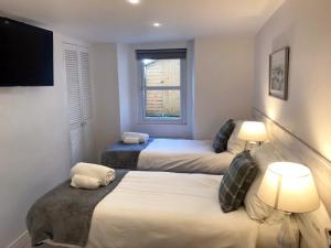 A bed or beds in a room at Cottage Apartment by Seaside Llandudno