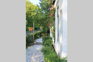 a side view of a house with a walkway at B&B Appartement De Winkeljuffer in Bakkeveen +6 photos