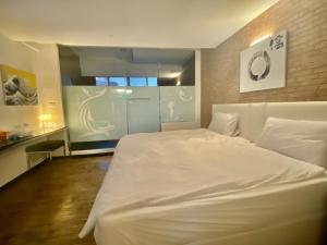 Postel nebo postele na pokoji v ubytování Love River Inn 愛河日央