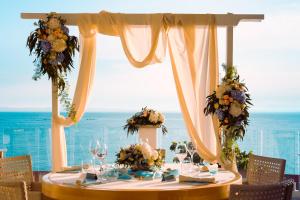 einen Tisch für eine Hochzeit mit Meerblick in der Unterkunft Vistabella in Roses