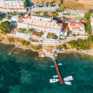 - une vue aérienne sur un complexe avec des bateaux dans l'eau dans l'établissement Vistabella, à Roses