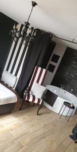 a bedroom with a bed and a desk and a window at Le cosy de sarah in Bordeaux-Saint-Clair