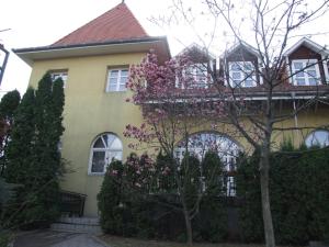 una casa con flores rosas delante de ella en Art Guesthouse, en Budapest