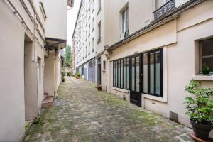 an alleyway between two buildings in a city at Wonderful home in PARIS in Paris