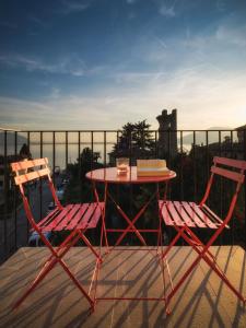 2 Stühle und ein Tisch auf dem Balkon in der Unterkunft La Maison Du Lac Iseo in Predore