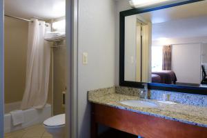 Kylpyhuone majoituspaikassa Red Carpet Inn Washington DC