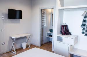 Телевизор и/или развлекательный центр в Diecidodici BoutiqueRooms