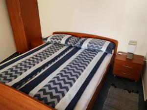 ein Bett mit blauen und weißen Kissen darauf in der Unterkunft Galilea 14 in Piran
