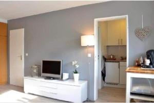 a living room with a television on a white cabinet at Appartement Altreichenau in Neureichenau