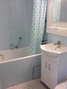 a bathroom with a sink and a toilet and a tub at Appartement Altreichenau in Neureichenau
