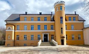 リエパーヤにあるAngel apartmentの黄色の大きな建物