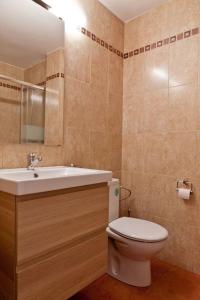 ein Bad mit einem WC und einem Waschbecken in der Unterkunft APARTAMENTO PIE DE PLAYA-Wifi free in L'Escala