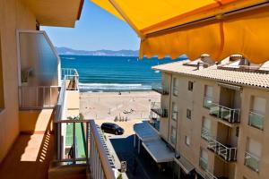 Blick auf den Strand vom Balkon eines Gebäudes in der Unterkunft APARTAMENTO PIE DE PLAYA-Wifi free in L'Escala
