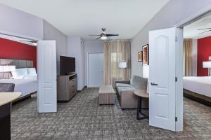 Postel nebo postele na pokoji v ubytování Staybridge Suites - Houston IAH Airport East by IHG