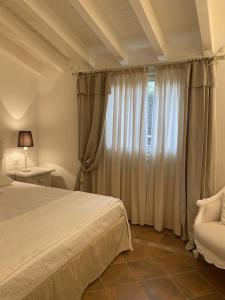 a bedroom with a bed and a window at Appartamento Gli Oleandri 138 - Costa Smeralda-Porto Cervo in Liscia di Vacca