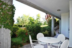 a patio with a white table and chairs at CASA STEFANIA, APPARTAMENTO IN COLLINA in Salsomaggiore Terme