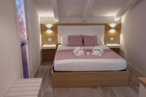 ein Schlafzimmer mit einem Bett mit zwei Handtüchern darauf in der Unterkunft B&B Island Vista mare in Tropea