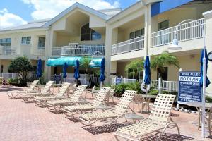 una fila de sillas y sombrillas frente a un edificio en Cypress Pointe Resort, en Orlando