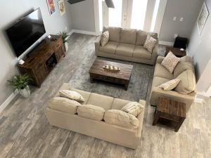 Ruang duduk di Mickeys Pearl - Phenomenal 7BR with 4 Master Suites Privacy Pool & Hot Tub Gas BBQ - 2 miles to Disney