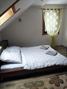 Postel nebo postele na pokoji v ubytování Chatka Lechutka