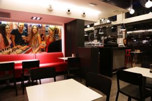 Reštaurácia alebo iné gastronomické zariadenie v ubytovaní 08028 Apartments