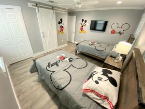 Katil atau katil-katil dalam bilik di Mickeys Pearl - Phenomenal 7BR with 4 Master Suites Privacy Pool & Hot Tub Gas BBQ - 2 miles to Disney
