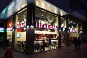 Reštaurácia alebo iné gastronomické zariadenie v ubytovaní 08028 Apartments