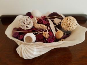 una cesta llena de hilados y otros artículos sobre una mesa en Auld Leigh-Lann Apartments, en Anstruther