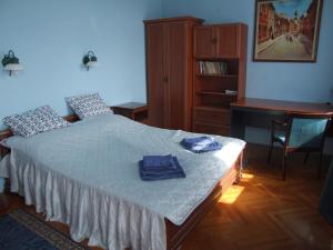 Un dormitorio con una cama con toallas azules. en Art Guesthouse, en Budapest