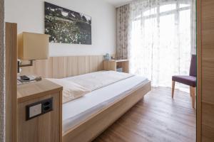 Ένα ή περισσότερα κρεβάτια σε δωμάτιο στο Hotel Lötschberg