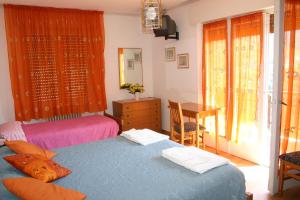 Łóżko lub łóżka w pokoju w obiekcie Hotel Passo Buole