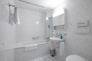 Ένα μπάνιο στο Hotel Lötschberg