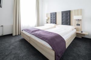 Ένα ή περισσότερα κρεβάτια σε δωμάτιο στο Hotel Lötschberg