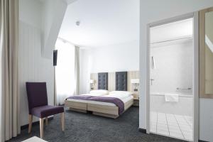 Ένα ή περισσότερα κρεβάτια σε δωμάτιο στο Hotel Lötschberg