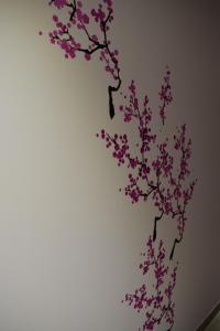 Marcillac-Saint-QuentinにあるLa Sarlamandre, Chambres et table d'Hôtesの壁に飾られたピンクの花の枝