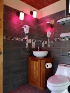 Bathroom sa La Guayaba Monteverde