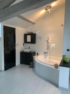 Kylpyhuone majoituspaikassa Domaine de la Hure