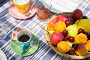 un bol de fruta en una mesa con una taza de café en Dimora Storica La Torre Nel Borgo, en Borgagne