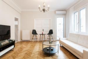 A television and/or entertainment centre at HIGHEND 2BDR Full APT/ IDEAL LOCATION (and Netflix)