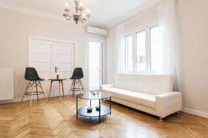 A seating area at HIGHEND 2BDR Full APT/ IDEAL LOCATION (and Netflix)