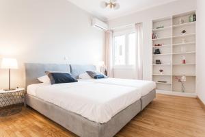 A bed or beds in a room at HIGHEND 2BDR Full APT/ IDEAL LOCATION (and Netflix)