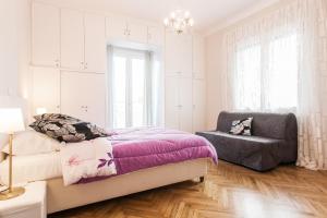 A seating area at HIGHEND 2BDR Full APT/ IDEAL LOCATION (and Netflix)