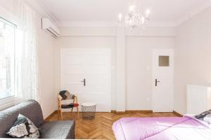 A bed or beds in a room at HIGHEND 2BDR Full APT/ IDEAL LOCATION (and Netflix)