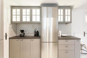 A kitchen or kitchenette at HIGHEND 2BDR Full APT/ IDEAL LOCATION (and Netflix)