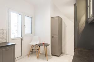 A kitchen or kitchenette at HIGHEND 2BDR Full APT/ IDEAL LOCATION (and Netflix)